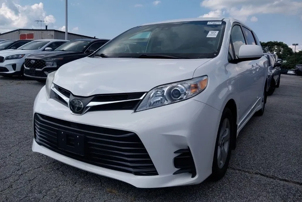 2019 Toyota Sienna LE photo 1