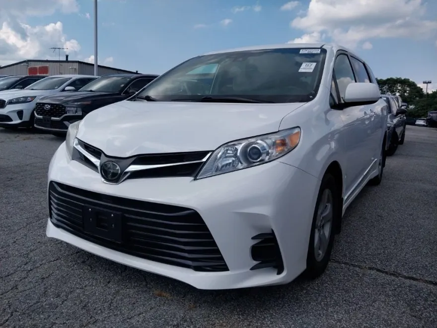 2019 Toyota Sienna LE photo 1