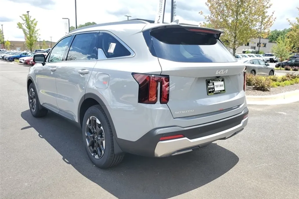 2025 Kia Sorento S photo 1