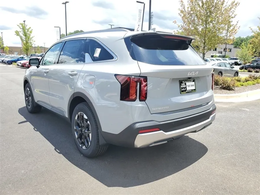2025 Kia Sorento S photo 1