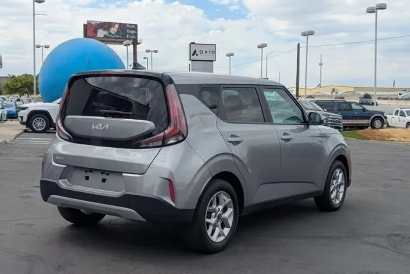 2023 Kia Soul LX photo 1