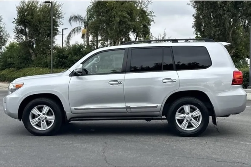 2015 Toyota Land Cruiser photo 1