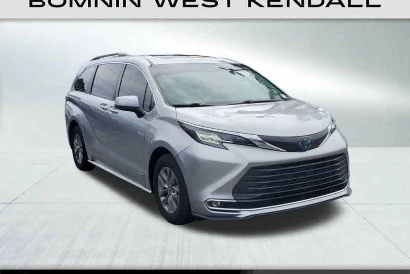 2021 Toyota Sienna XLE photo 1