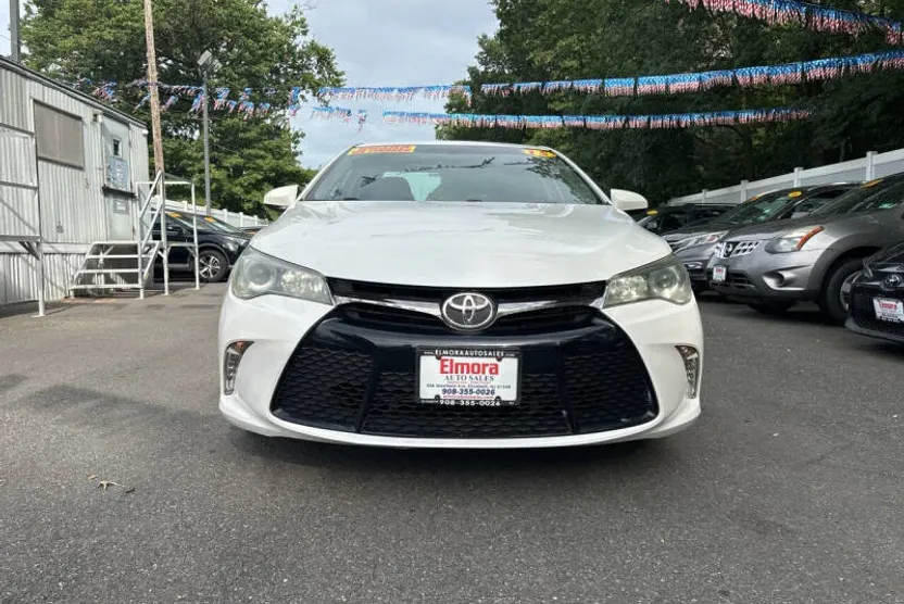 2015 Toyota Camry XLE photo 1