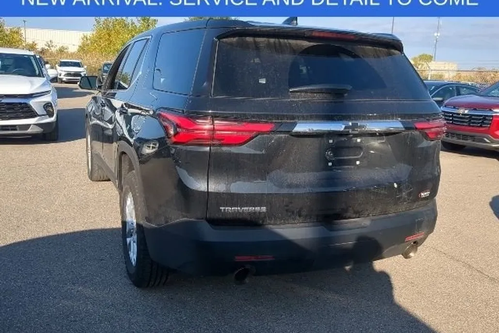 2023 Chevrolet Traverse LS photo 1