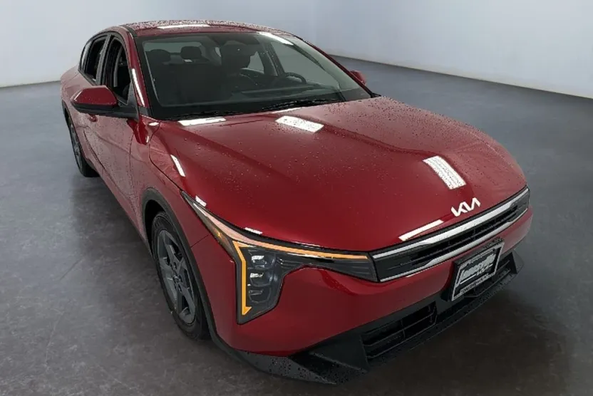 2025 Kia K4 LXS photo 1