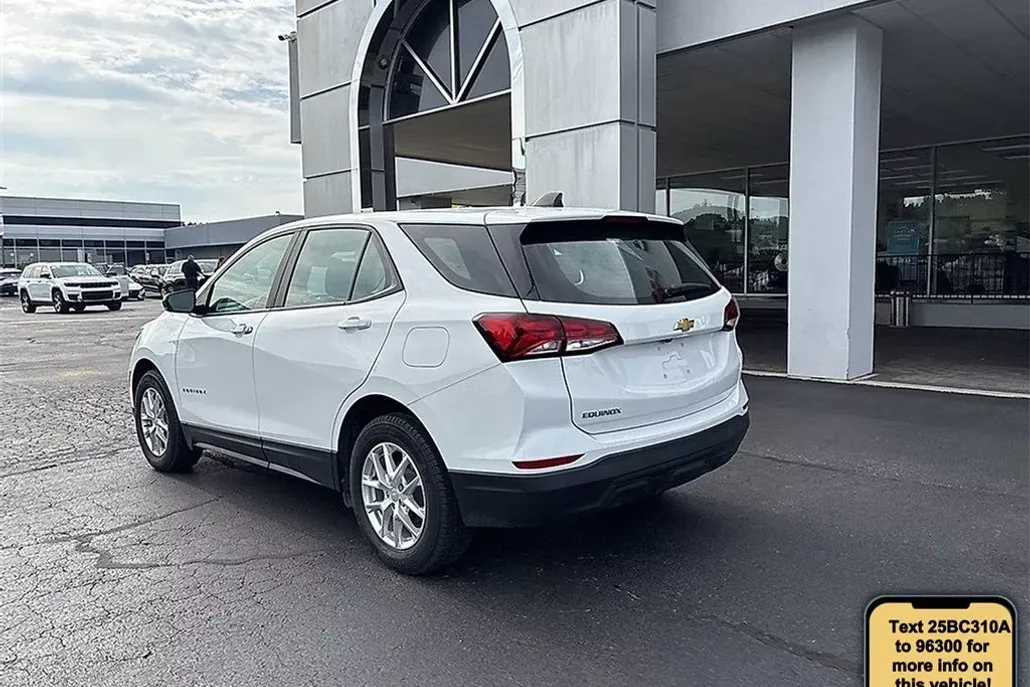 2022 Chevrolet Equinox LS photo 1