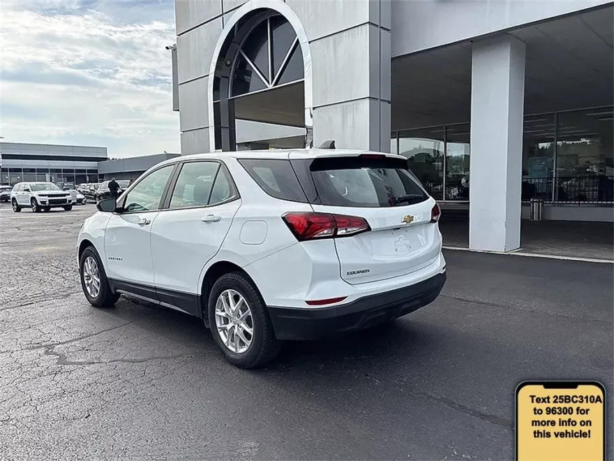 2022 Chevrolet Equinox LS photo 1