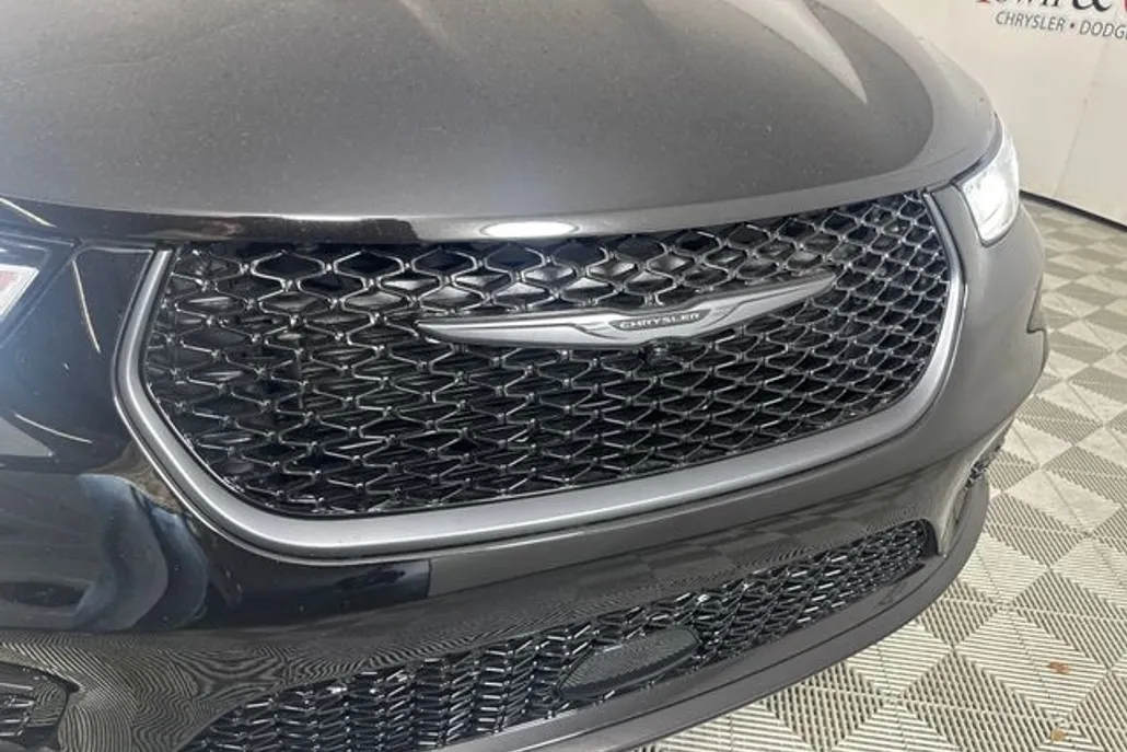 2025 Chrysler Pacifica Limited photo 1