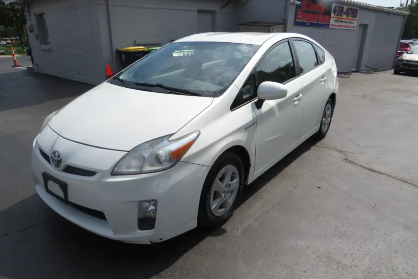 2011 Toyota Prius Three photo 1