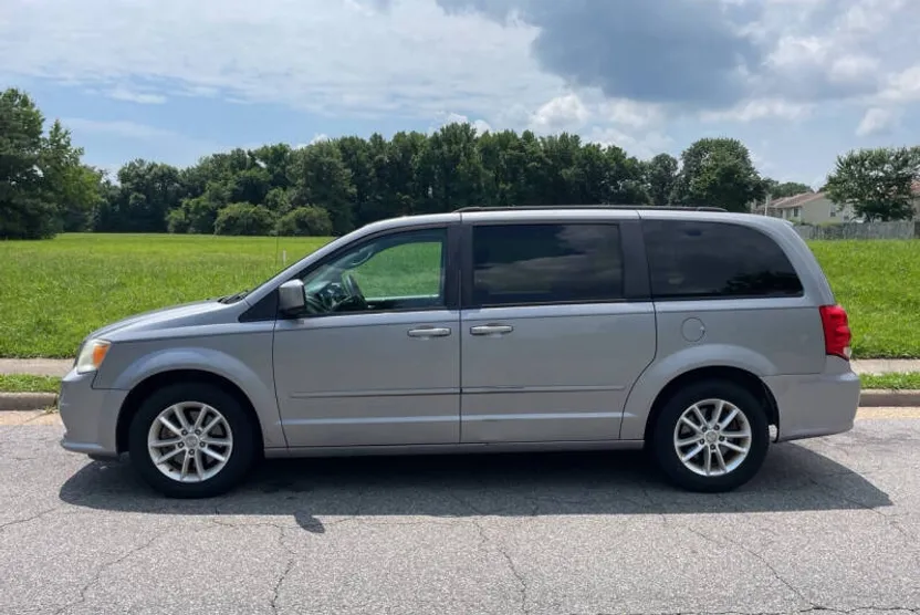 2014 Dodge Grand Caravan SXT photo 1
