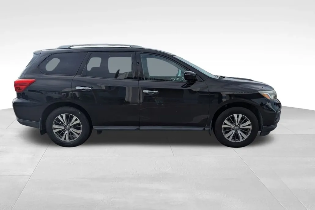 2017 Nissan Pathfinder SV photo 1