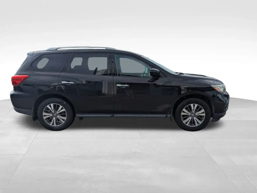 2017 Nissan Pathfinder SV photo 1