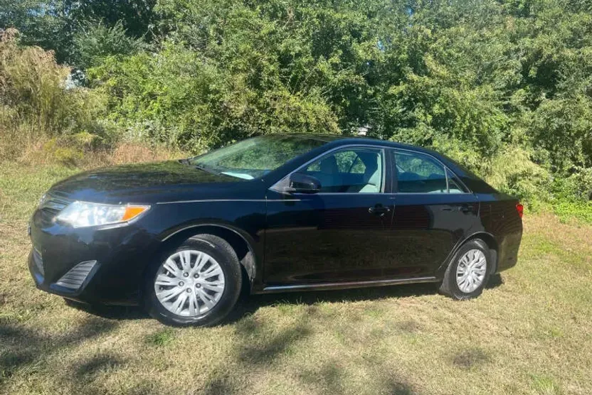 2014 Toyota Camry LE photo 1