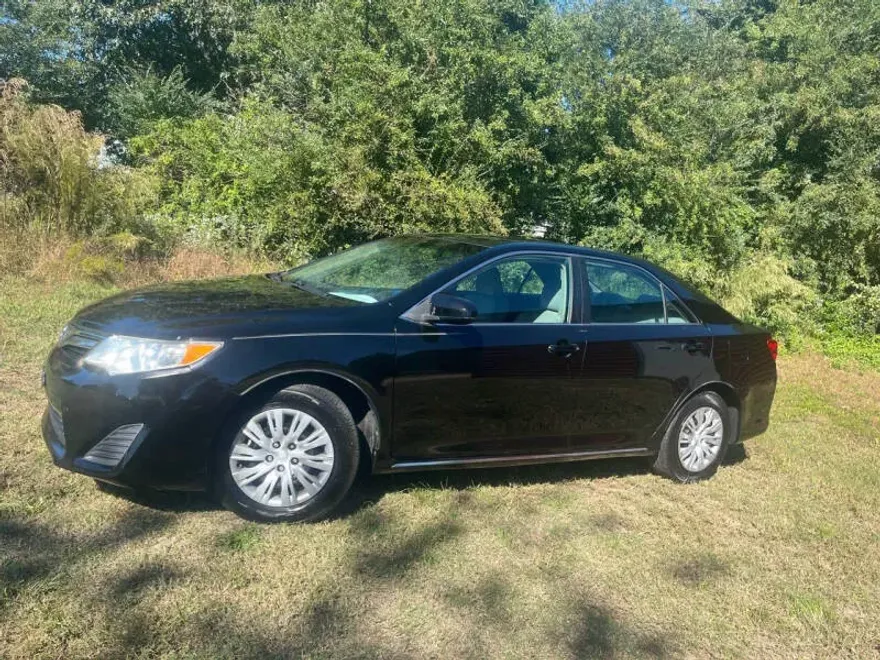 2014 Toyota Camry LE photo 1