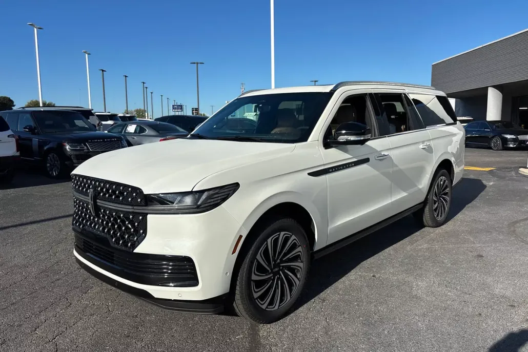 2025 Lincoln Navigator Black Label photo 1