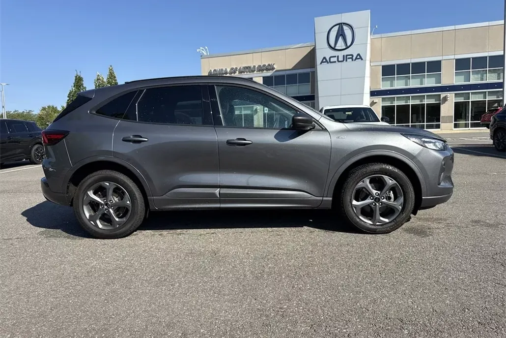 2023 Ford Escape ST-Line photo 1
