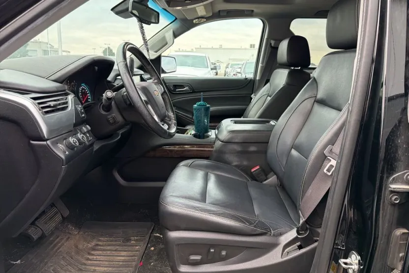 2017 Chevrolet Suburban LT photo 1