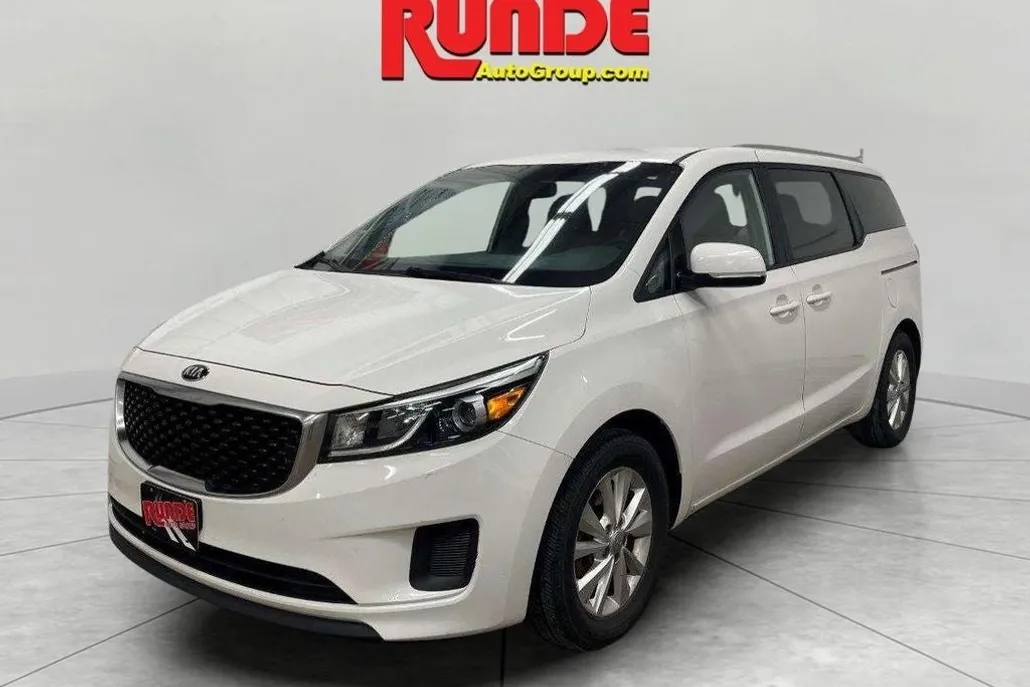 2016 Kia Sedona LX photo 1