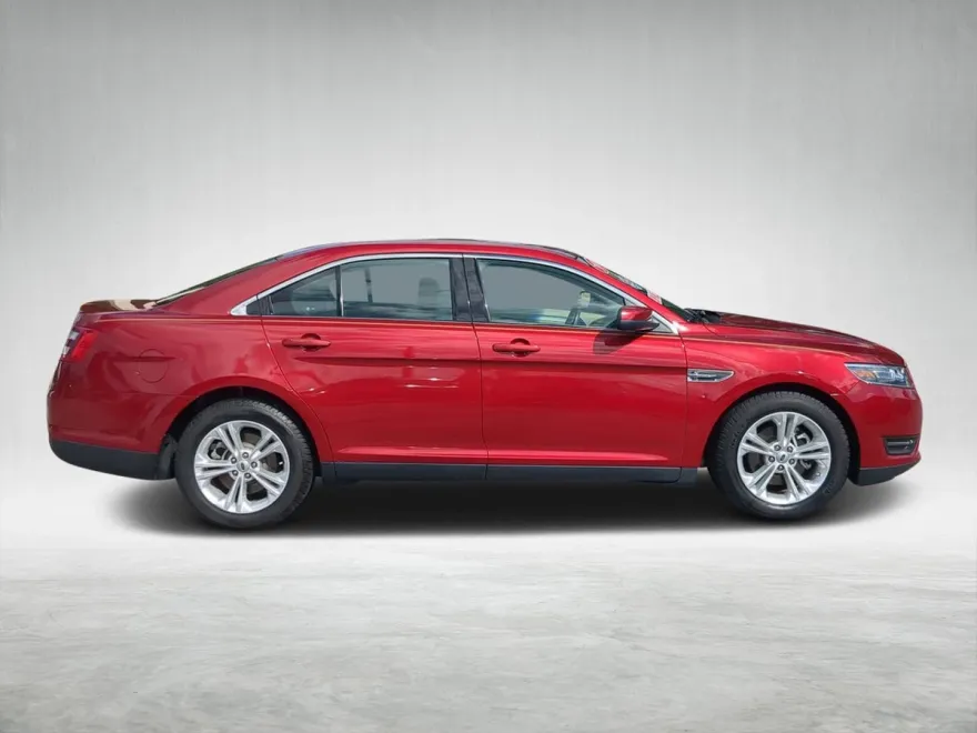 2016 Ford Taurus SEL photo 1