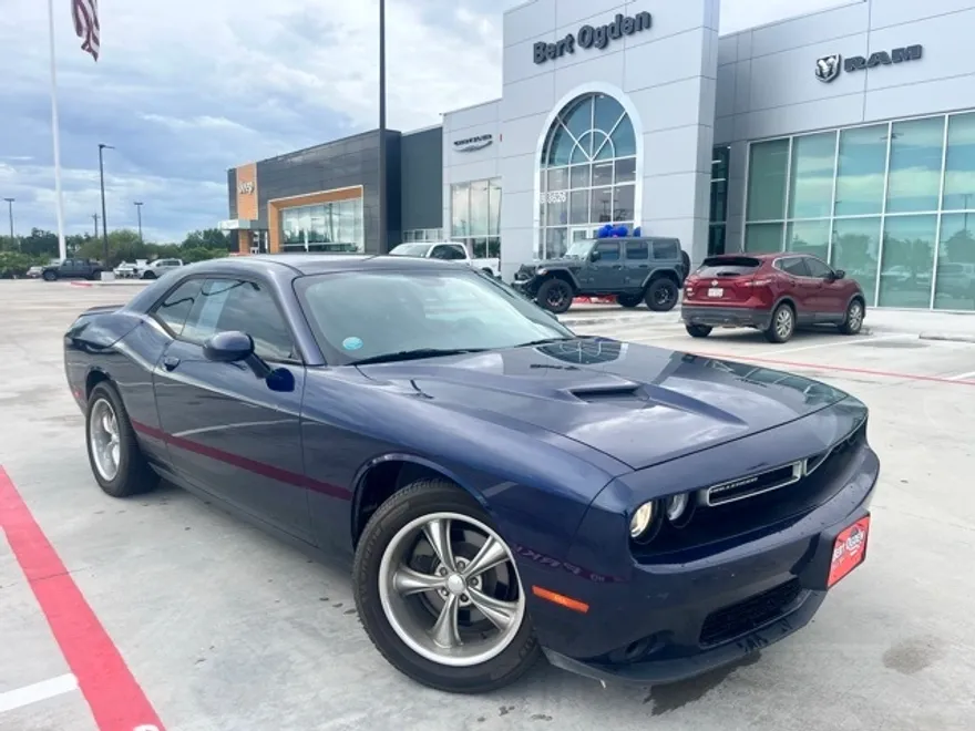 2017 Dodge Challenger SXT photo 1