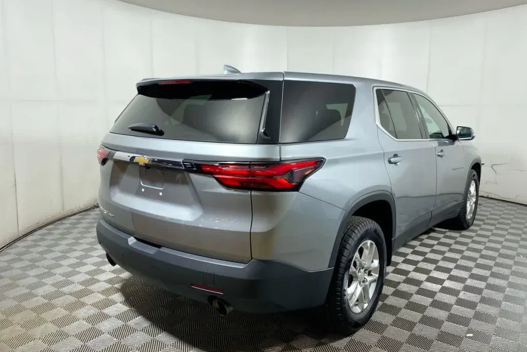 2023 Chevrolet Traverse LS photo 1