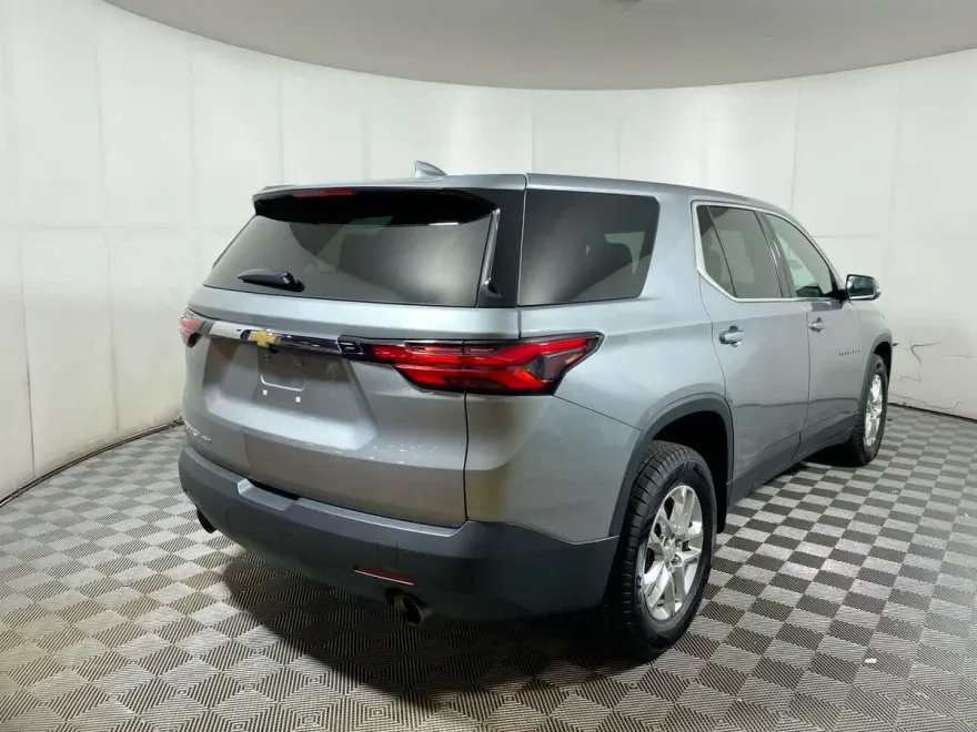 2023 Chevrolet Traverse LS photo 1