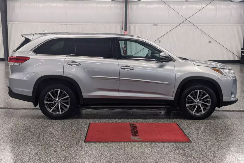 2019 Toyota Highlander SE Sport photo 1