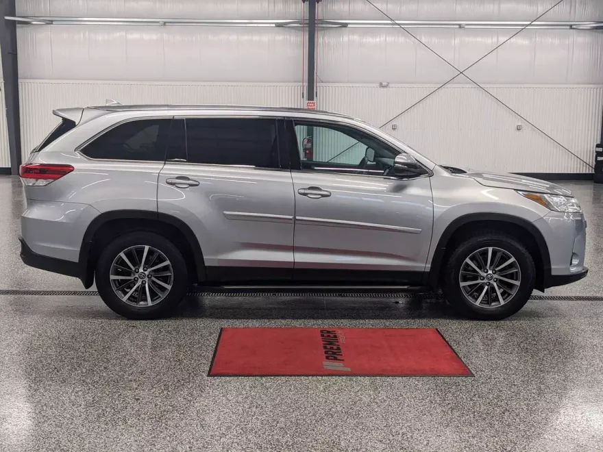 2019 Toyota Highlander SE Sport photo 1