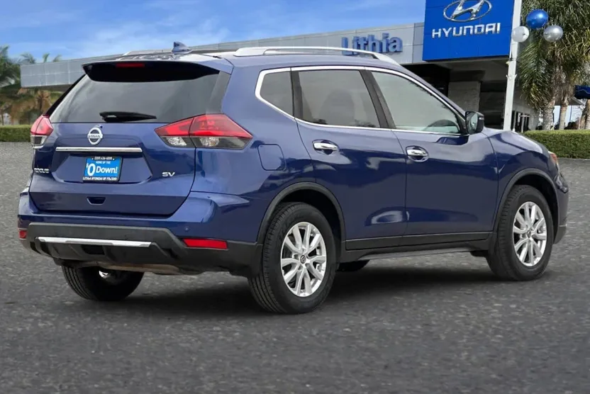 2020 Nissan Rogue SV photo 1