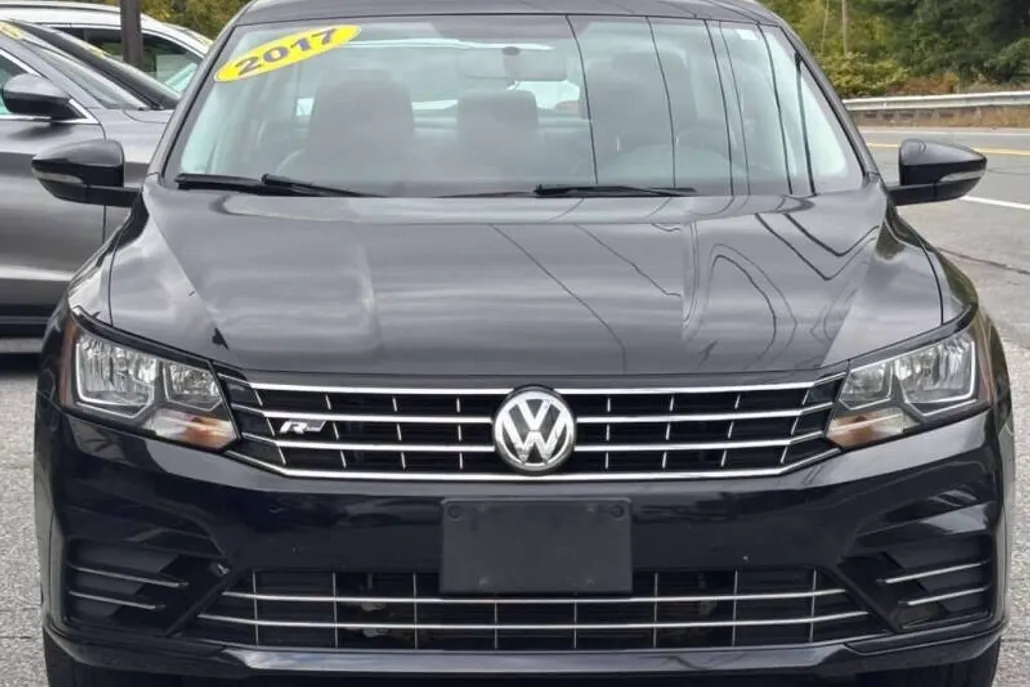 2017 Volkswagen Passat R-Line photo 1