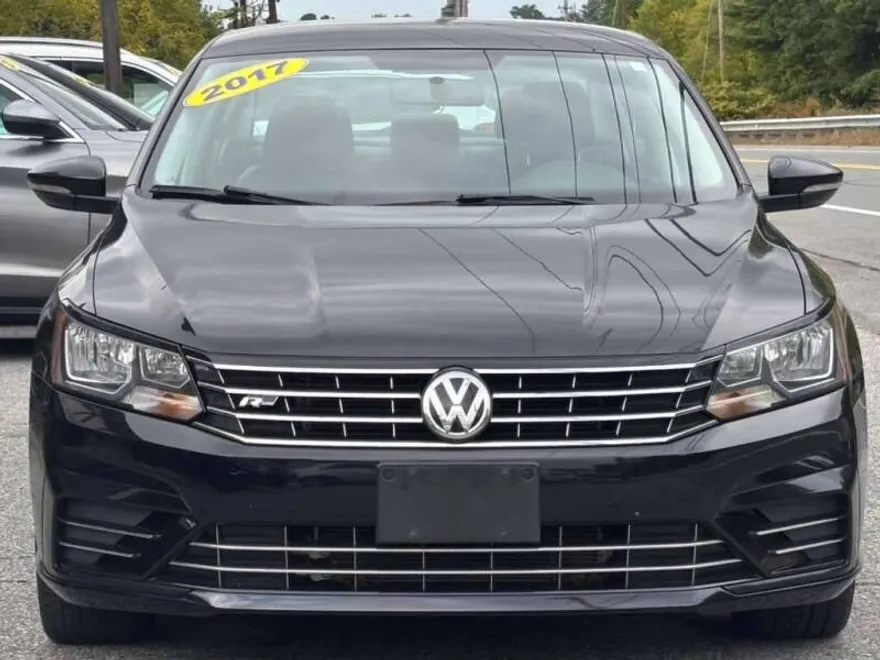 2017 Volkswagen Passat R-Line photo 1