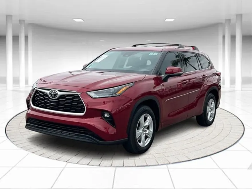 2022 Toyota Highlander LE photo 1