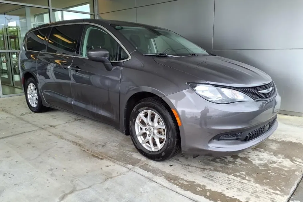 2023 Chrysler Voyager LX photo 1