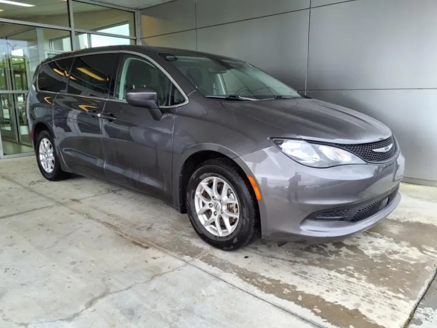 2023 Chrysler Voyager LX photo 1