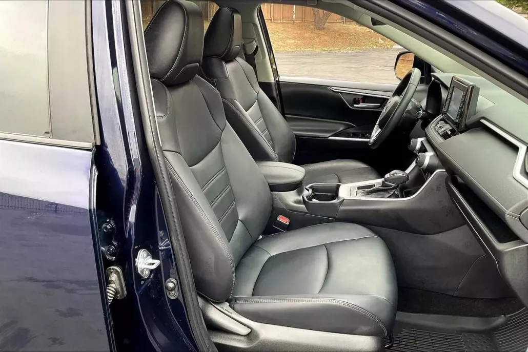 2021 Toyota RAV4 XLE Premium photo 1
