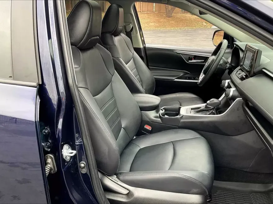 2021 Toyota RAV4 XLE Premium photo 1