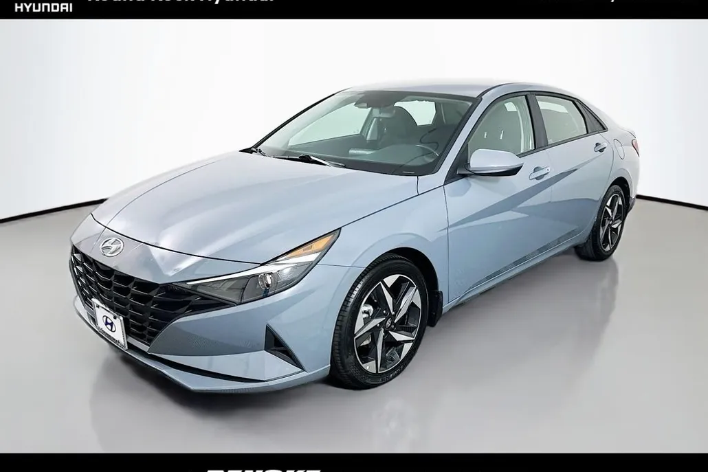 2023 Hyundai Elantra SEL photo 1