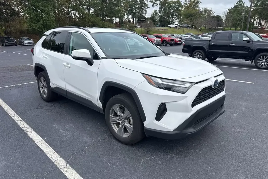 2024 Toyota RAV4 Hybrid XLE photo 1