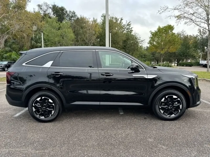 2025 Kia Sorento S photo 1
