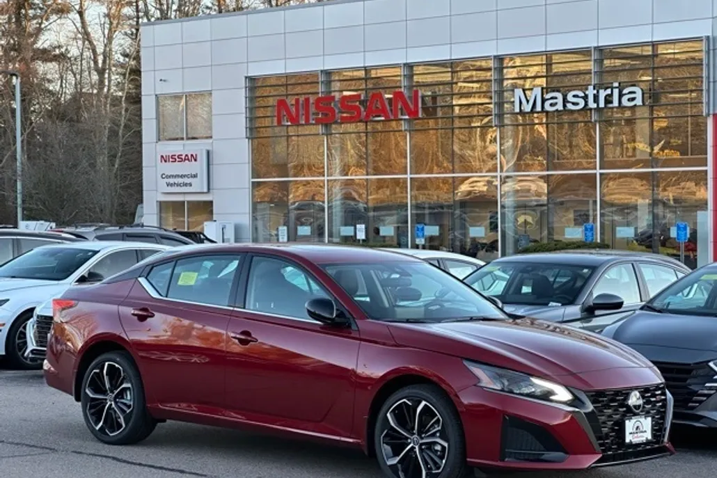 2025 Nissan Altima SR photo 1