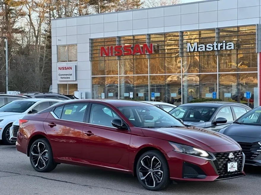 2025 Nissan Altima SR photo 1