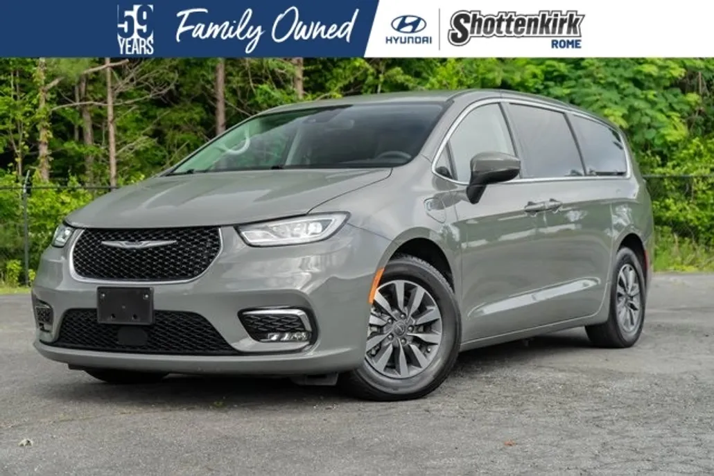 2023 Chrysler Pacifica Hybrid Touring L photo 1