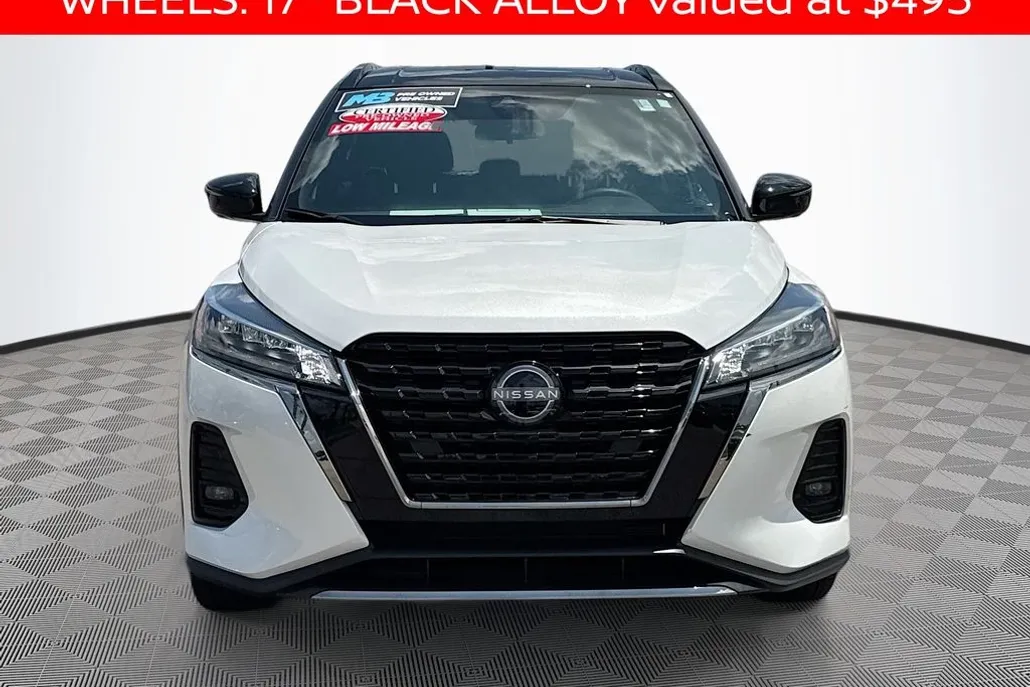 2023 Nissan Kicks SR photo 1