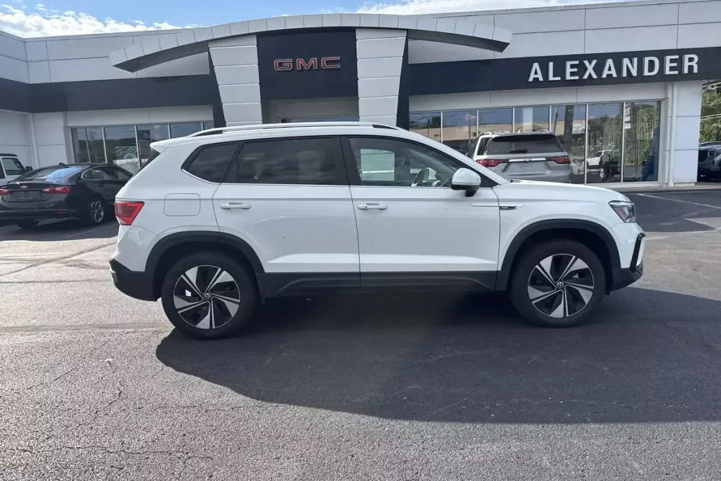 2024 Volkswagen Taos SE photo 1