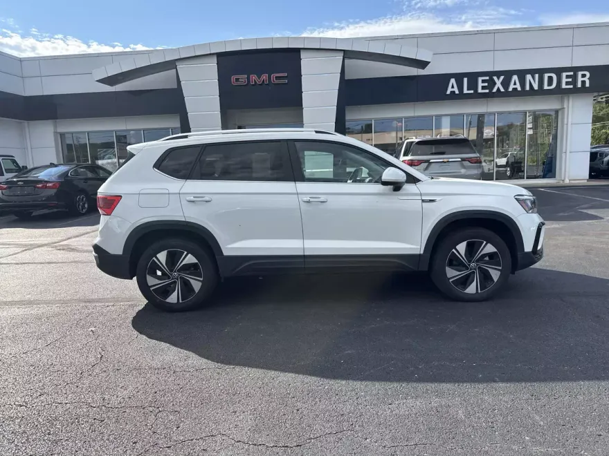 2024 Volkswagen Taos SE photo 1