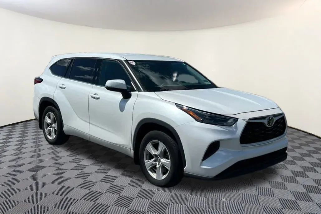 2022 Toyota Highlander L photo 1