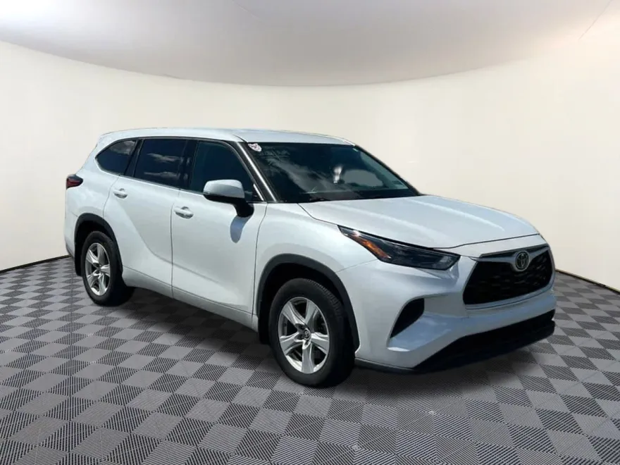 2022 Toyota Highlander L photo 1
