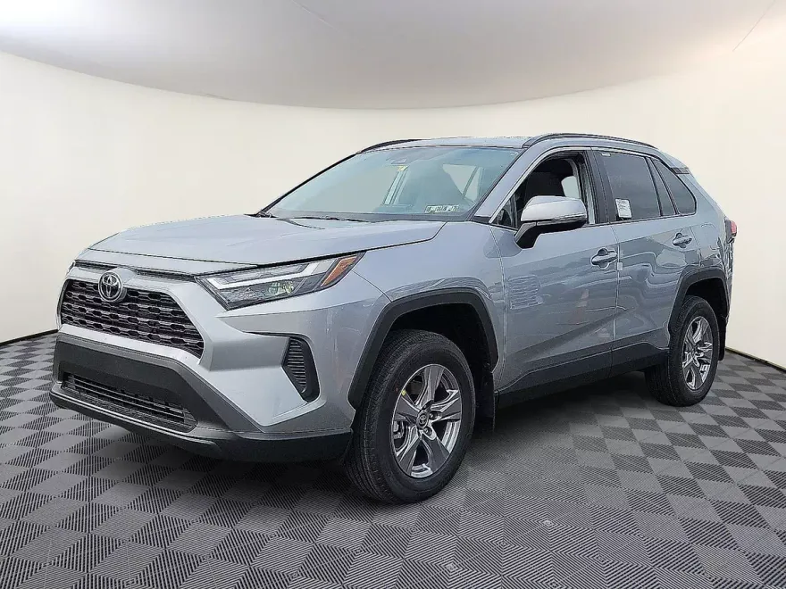 2025 Toyota RAV4 XLE photo 1