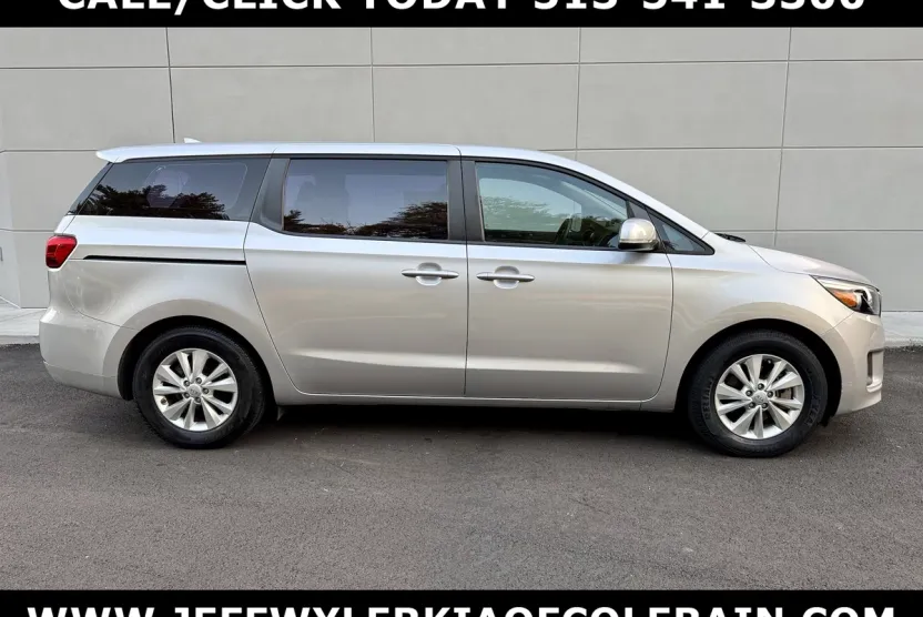 2016 Kia Sedona L photo 1